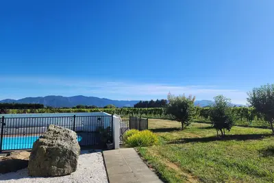 Hawkesbury Oaks Vineyard accommodation. Quiet apartment surrounded by vines.