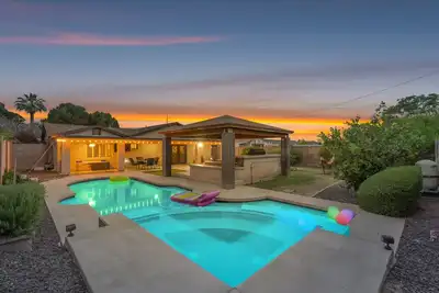 Image de 10 min to Phx Airport! Heated Pool | Bbq