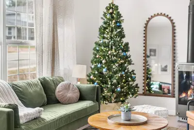 Image de Hot Tub + Fire pit + Huge Yard + Sleeps 12 + 2 Kitchens + Family Retreat