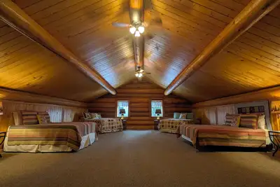 Image de Log Home close to Hiking Trails!