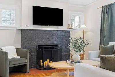 Image de 7th Street Retreat: Restored 1925 Gem w/ Game Room 1 Block to Downtown Royal Oak