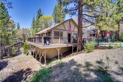 Image de The Drowsy Den + Firepit/Bbq + Large Patio!