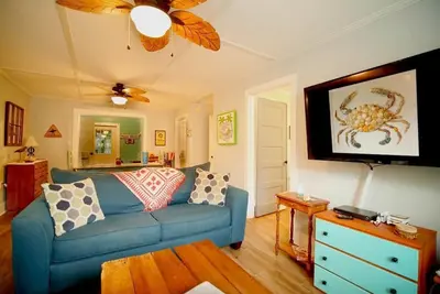 Image de Key Lime Lounge steps from the beach!