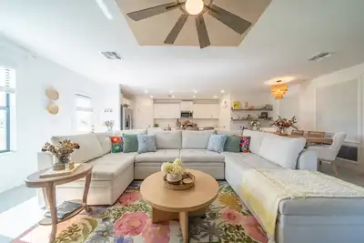 Image de Tropical Casa - 5-bd room house, lanai, 20min to beach, resort club house & pool
