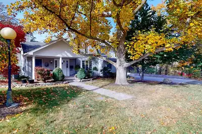Image de 720 Jamine Ave. Spacious Cottage in Quiet Area Near the Pool and Pickleball!