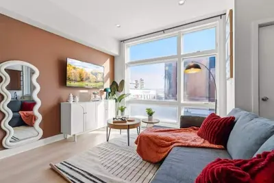 Image de 1br Near Metro - Walk to Met & Food - Free Parking