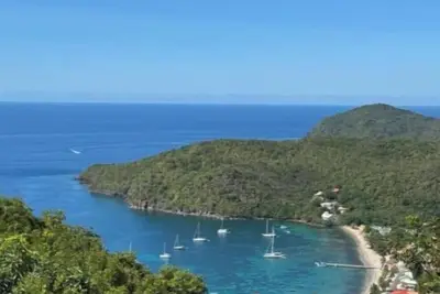 Image de Sur les hauteurs de la ville pour une vue plongeante sur la mer.