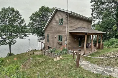 Chalet rustique au bord de la rivière St-Maurice, bâteau, ski et motoneige