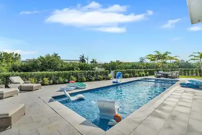 Image de Sophisticated 5-bedroom, elevator, 50' dock, heated pool/spa, sleep 12