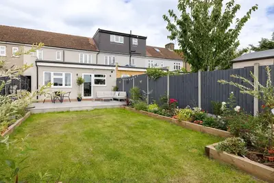 Image de Maison moderne à Ilford avec jardin privé