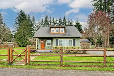 Image de Park like setting and fenced, 3 bed 2. 5 bath updated 1920 farmhouse-Covered Deck