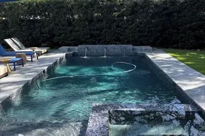 Image de Shaded heated Luxury salt-water pool & hot tub