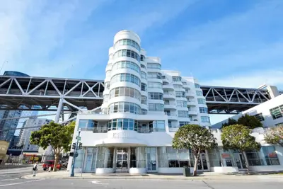 Image de South Financial District 2bd Condo w\/ 1 Parking Space, Pool, & Fitness Center