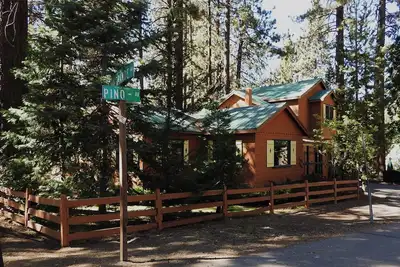 Image de Large family home near North Lake Tahoe beaches & ski areas - Rhapsody Lodge