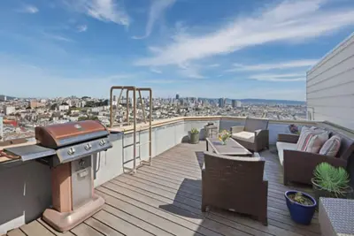 Image de Buena Vista Heights - Furnished, Top Floor 2 Bed + Den\/2 Bath Condo w\/ Views