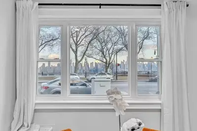 Image de Nyc Views mins to downtown, parks, shop & Parking!