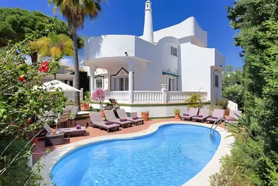 Image de Villa 'Vanessa Las Chapas' avec piscine privée, Wi-Fi et climatisation