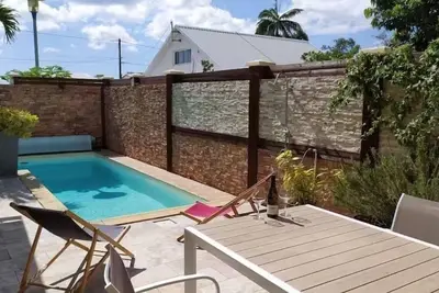Image de Dépendance avec piscine, salle détente et bien-être, idéal séjour en amoureux