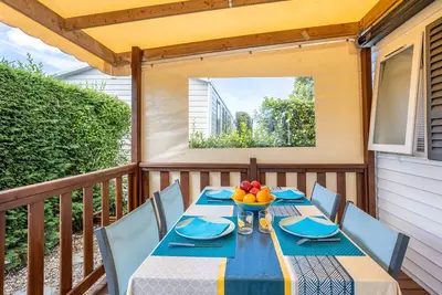 Image de Mobile Home 'Ile D'Oleron' avec piscine partagée, terrasse privée et jardin privé