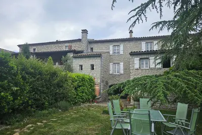 Image de Gîte de caractère et tout confort pour 8 personnes, piscine, boulodrome. . .