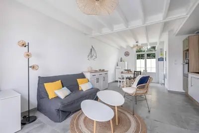 Image de Maison cosy pour 4, Ă seulement 450m des plages!