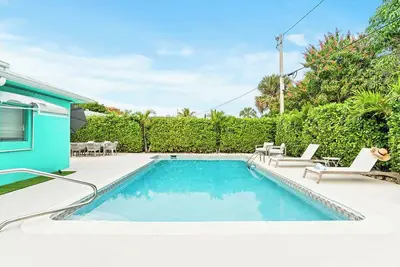 Image de Coastal Comfort: 4-Bedroom, 2-Bathroom Pool Home in West Palm