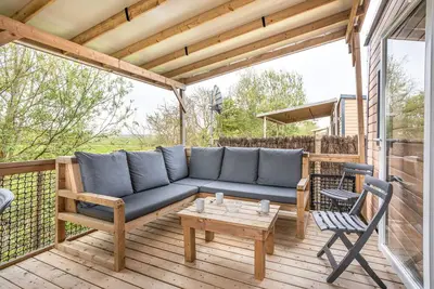Image de Mobile Home 'La Petite Maison D'Emmy' avec piscine partagée, terrasse privée et climatisation