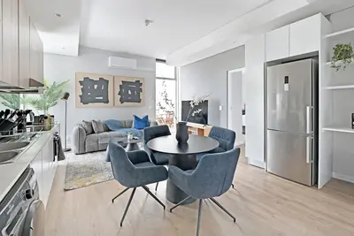 Image de 2-Bed City Escape with Mountain Views