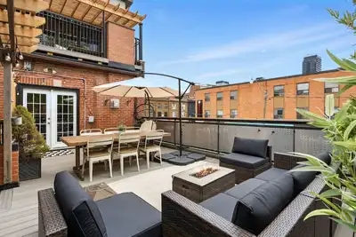 Sleeps 10, 3bed/3bath + outdoor space + subway