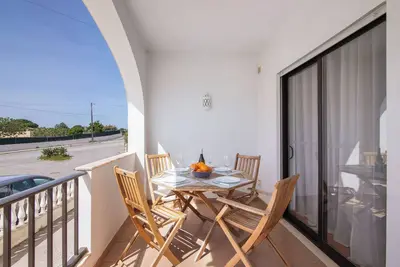 Image de Appartement \"Espaçoso T2\" avec terrasse privée, Wi-Fi et climatisation