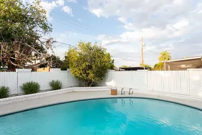 Image de Fun Stylish Scottsdale Retreat | Pool, Paint & Sip