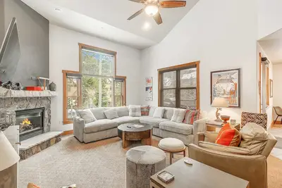 Image de 3 Bdr for 10, w/Pool & Hot Tub, Mins to Ski Lift!