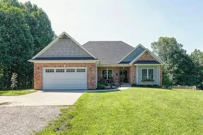 Image de Charming farmhouse and homestead in the middle of 80 wooded acres