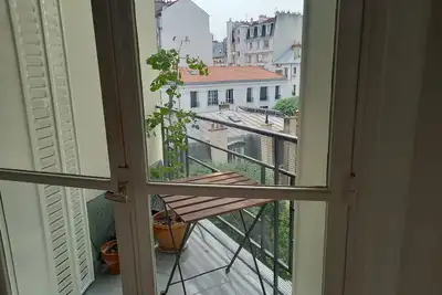 Image de Appartement de charme, très clair et  calme, dans un quartier village central