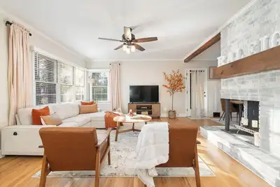 Image de 4bd Cozy Urban Escape 5 Mins to Dwtn & WakeMed. Movie Room and Arcade Game!