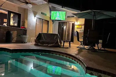 Image de Waterfront Lake Tarpon Home with heated salt water pool, fitness room, WiFi