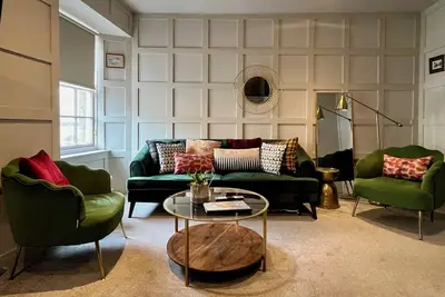 Image de Boutique 3-Bedroom in Grassmarket, Steps from Edinburgh Castle & Victoria St.