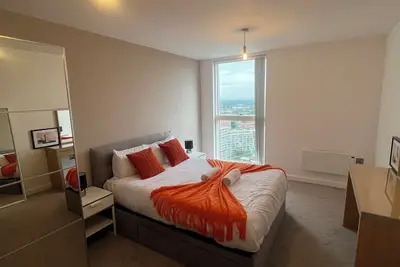 Image de \nLuxury, Centrally Located 2 Bedroom Duplex Apt with Skyline View Balcony