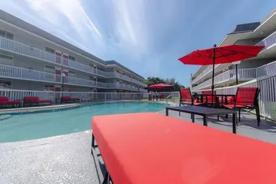 Image de Your Home Away From Home! 2 Pets-friendly Units, Onsite Pool, Free Breakfast