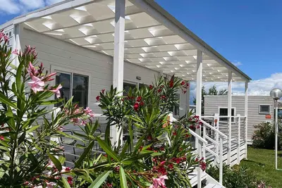 Image de Maison mobile avec terrasse, climatisation et piscine