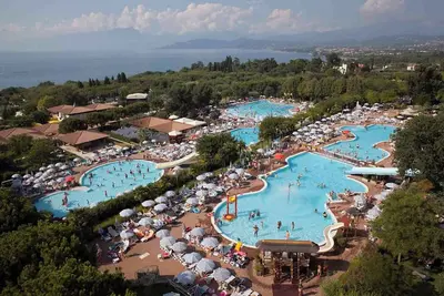 Image de Maison mobile avec climatisation, terrasse et piscine