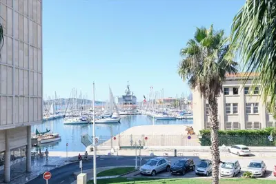 Image de Beau T2 proche du port