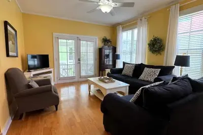 Bay Breeze on Tybee sleeps 9\/steps to beach