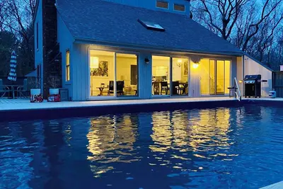 Image de Renovated Saltbox home with exceptional outdoor kitchen and entertaining. . .