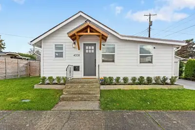 Image de Cozy Tacoma Bungalow- newly remodel 2br+1ba home, 3. 3miles to Tacoma Dome