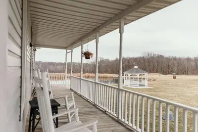 Image de Beautiful private home just a short drive to 2 state parks. Easy access to I-74.