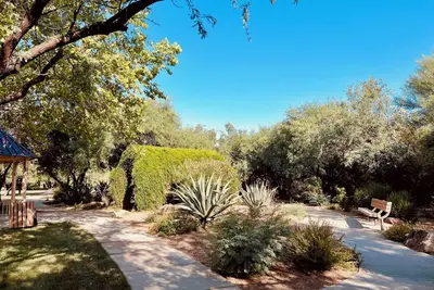 Image de Cozy Getaway with Modern Comforts & Great Location