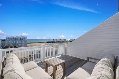Image de Topsail Treasure: Elevator| Pool| Steps from Beach