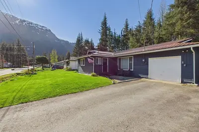 Image de Home Near Mendenhall Glacier with Large Backyard