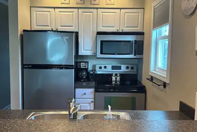 Image de Waterfront Cozy 1 Bedroom Condo on the inlet to Lake Erie boat dock steps away.